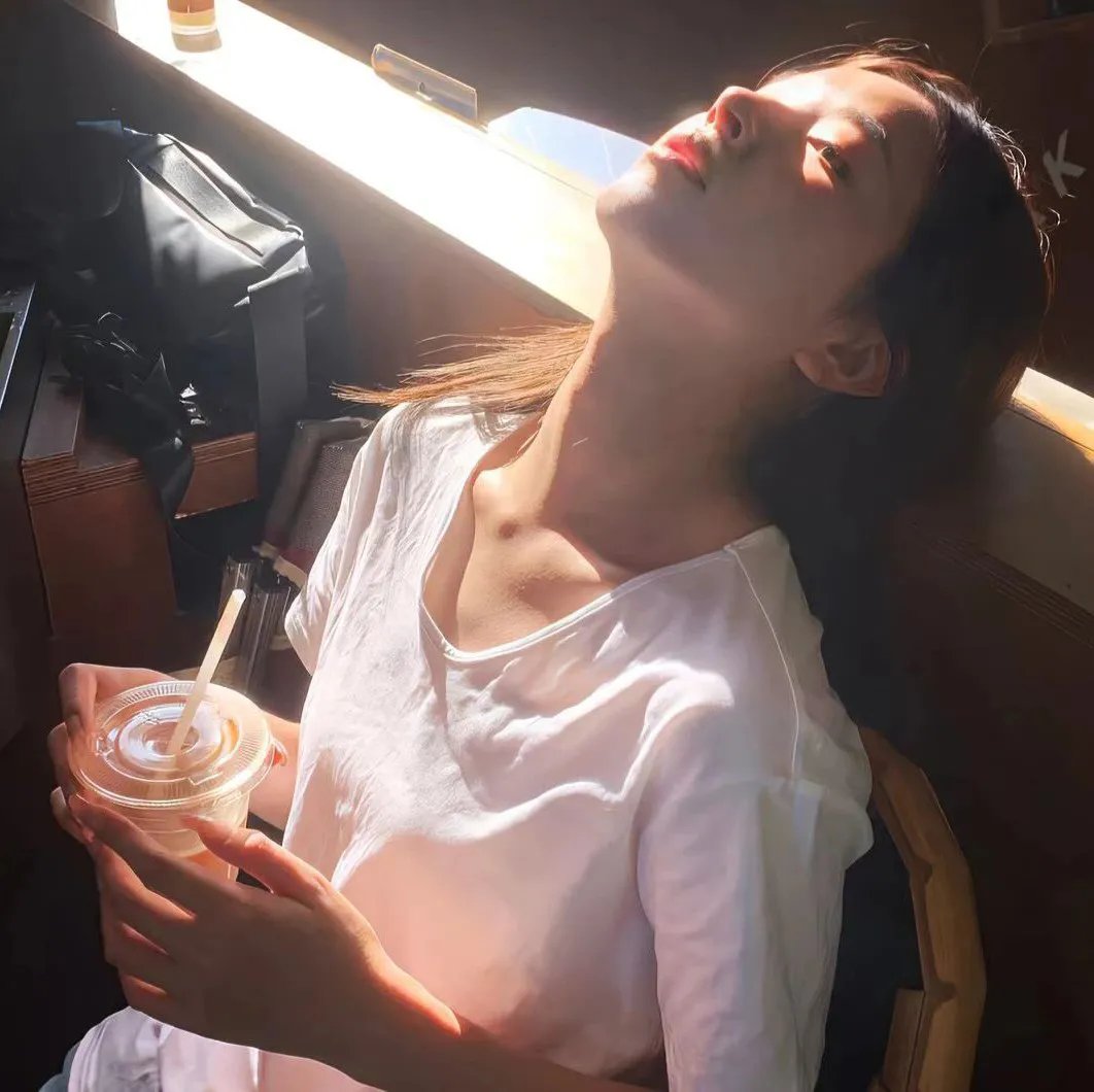 两个只能活一个海报
